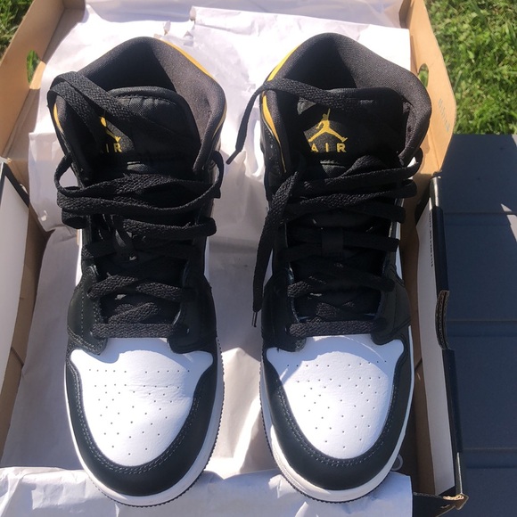 Air Jordan 1 Mid (GS) - Picture 2 of 7